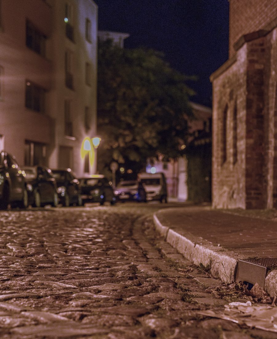 Rue éclairée par des néons la nuit